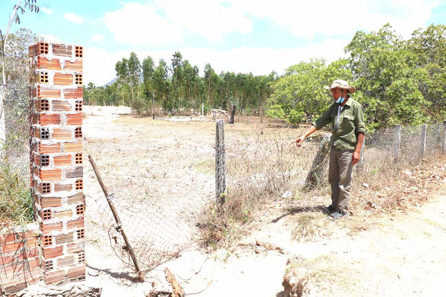 Khu đất trống của thôn Thống Nhất thường xuyên ứ đọng nước từ khu nghĩa trang chảy về mỗi lần trời mưa. Ảnh: Nhật Hào Khu đất trống của thôn Thống Nhất thường xuyên ứ đọng nước từ khu nghĩa địa chảy về mỗi lần trời mưa. Ảnh: Nhật Hào