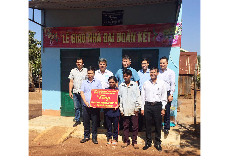  Lãnh đạo Ủy ban MTTQ Việt Nam tỉnh dự lễ bàn giao nhà Đại đoàn kết tại xã Ia Boòng, huyện Chư Prông. Ảnh: Ngọc Anh