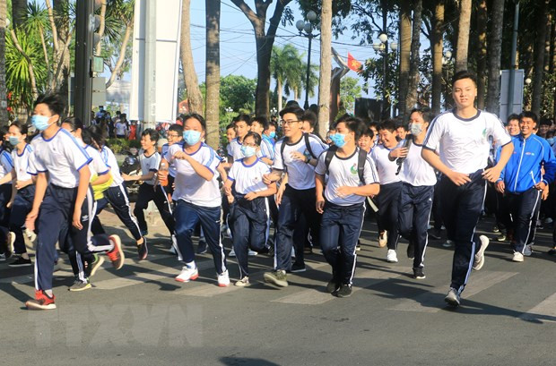 Học sinh Vĩnh Long tham gia chạy hưởng ứng ở cự ly 1.000m. (Ảnh: Lê Thúy Hằng/TTXVN)
