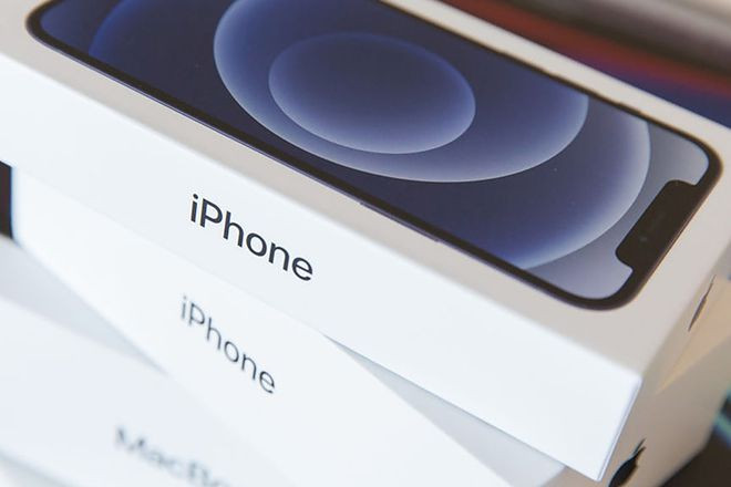 iPhone 12 không đi kèm bộ sạc trong hộp đựng sản phẩm. ẢNH: AFP