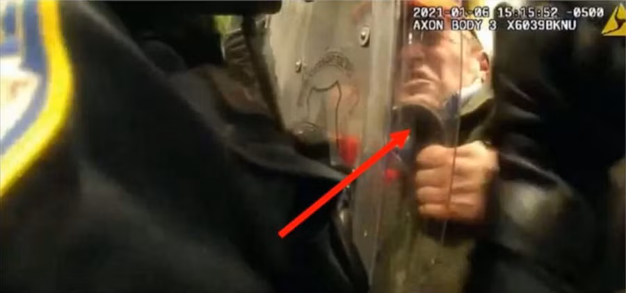 Federico Klein trong cuộc đụng độ với lực lượng thực thi pháp luật ngày 6.1. Ảnh: FBI.