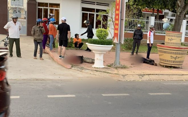 Hiện trường vụ án mạng một người nguy kịch, một người chết ngay trước trụ sở UBND H.Cư Jut. ẢNH: NGƯỜI DÂN CUNG CẤP