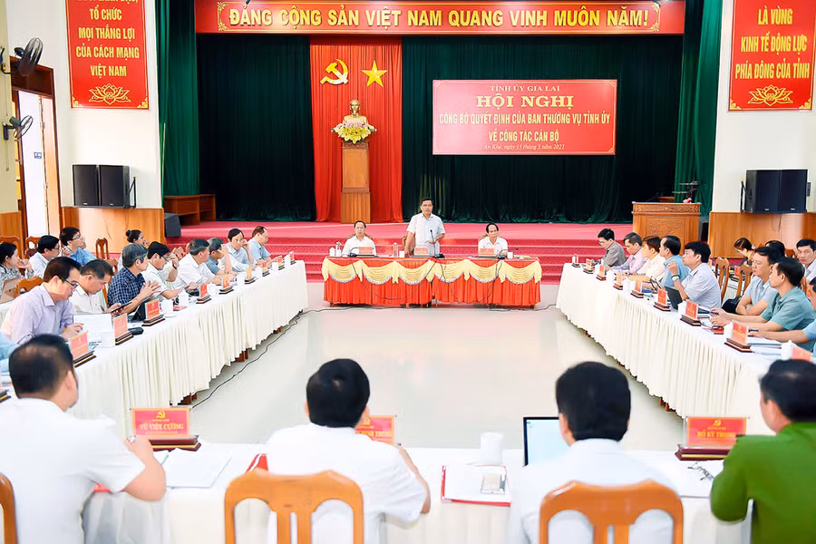 Quang cảnh buổi làm việc của Ban Thường vụ Tỉnh ủy với Ban Thường vụ Thị ủy An Khê. Ảnh: Đức Thụy