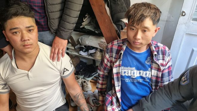 Tài và Hội bị bắt giữ tại nhà trọ trưa 17.3. ẢNH: LÂM VIÊN
