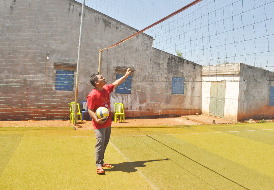 Ngoài sản xuất nông nghiệp, anh Thân còn mở quán cà phê, xây sân cỏ nhân tạo để bà con trong làng tập luyện. Ảnh: R'Ô Hok