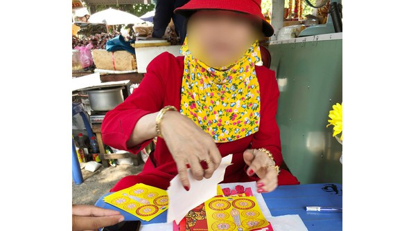  Bà N. chuẩn bị lễ cúng cắt “duyên âm” cho khách tại khu vực Lăng Ông Bà Chiểu