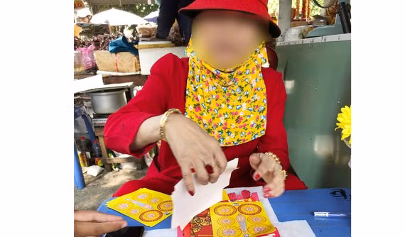  Bà N. chuẩn bị lễ cúng cắt “duyên âm” cho khách tại khu vực Lăng Ông Bà Chiểu