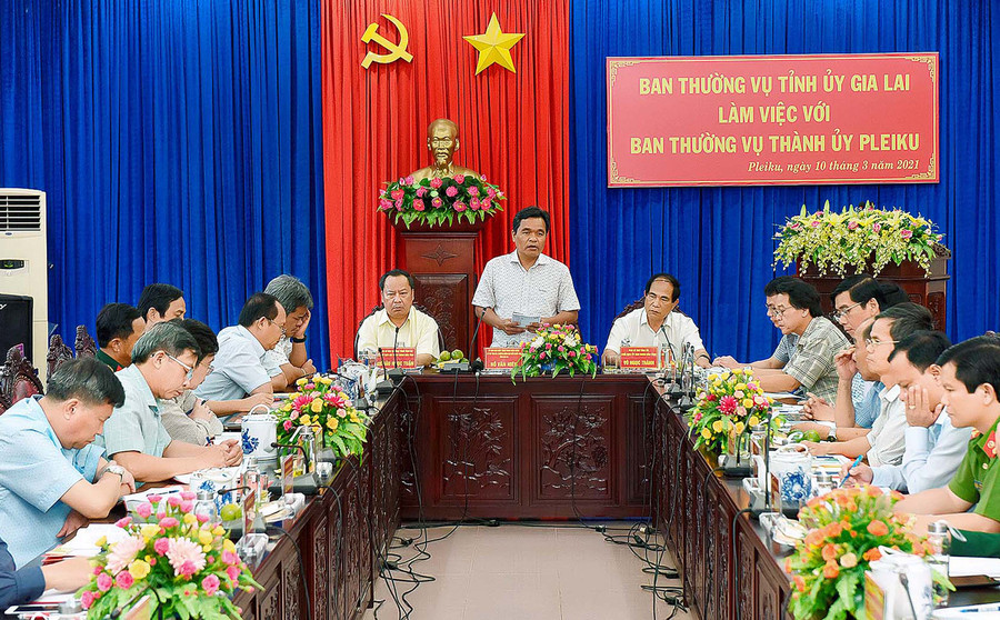 Bí thư Tỉnh ủy Hồ Văn Niên phát biểu chỉ đạo tại buổi làm việc của Ban Thường vụ Tỉnh ủy với Ban Thường vụ Thành ủy Pleiku. Ảnh: Đức Thụy