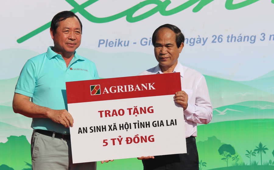 2. Ngân hàng Nông nghiệp và PTNT Việt Nam trao tặng UBND tỉnh 5 tỷ đồng để thực hiện các chương trình an sinh xã hội