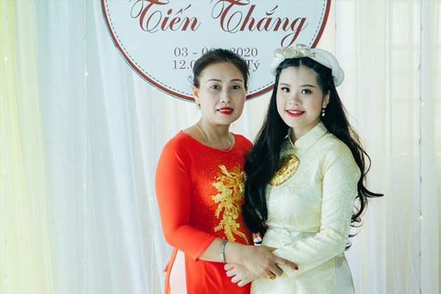 Chị Lan (áo vàng bên phải) và mẹ chồng trong ngày đám hỏi vắng chú rể. Ảnh: NVCC