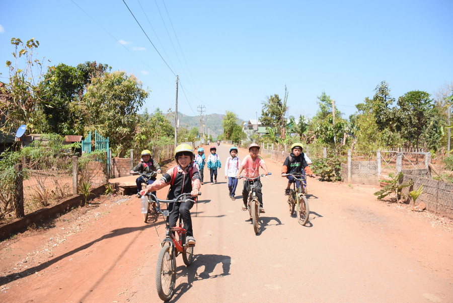 Những đứa trẻ làng Hreng (xã Hòa Phú, huyện Chư Păh) đến trường. Ảnh: Minh Nguyễn