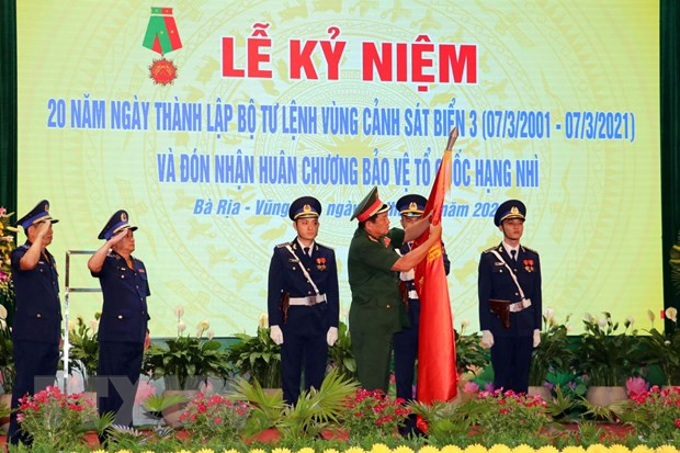 Thượng tướng Võ Minh Lương, Thứ trưởng Bộ Quốc phòng gắn Huân chương lên lá cờ truyền thống của Bộ Tư lệnh Vùng Cảnh sát biển 3. (Ảnh: Đoàn Mạnh Dương/TTXVN)  Thượng tướng Võ Minh Lương, Thứ trưởng Bộ Quốc phòng gắn Huân chương lên lá cờ truyền thống của Bộ Tư lệnh Vùng Cảnh sát biển 3. (Ảnh: Đoàn Mạnh Dương/TTXVN)