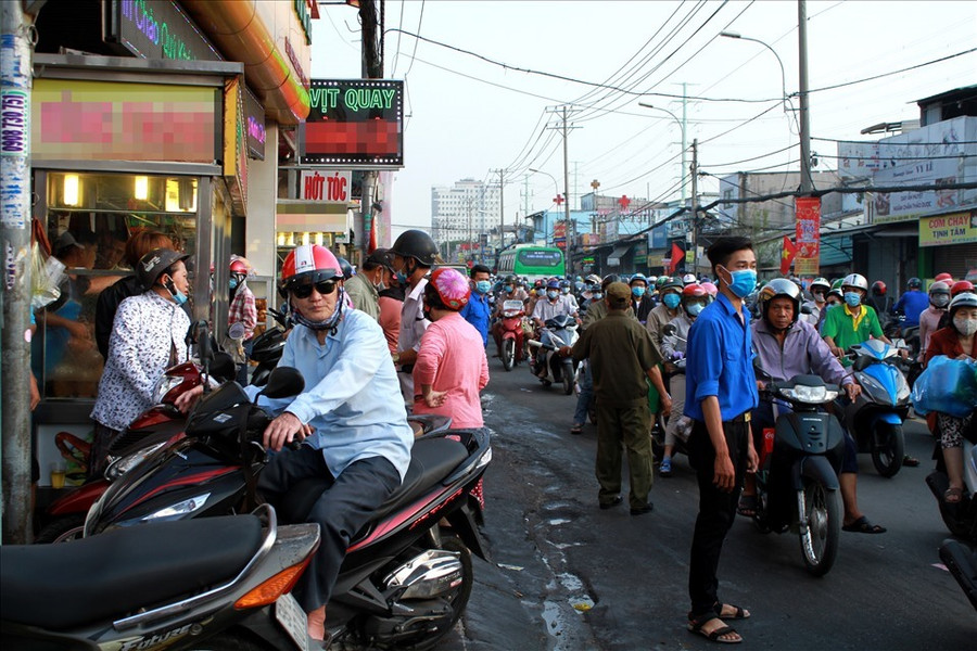 Quốc lộ 50 kết nối TPHCM với tỉnh Long là một điểm đen ùn tắc nhiều năm nay và kìm hãm sự phát triển của cả vùng, nên cần sớm được đầu tư nâng cấp. Ảnh: Thanh Vũ