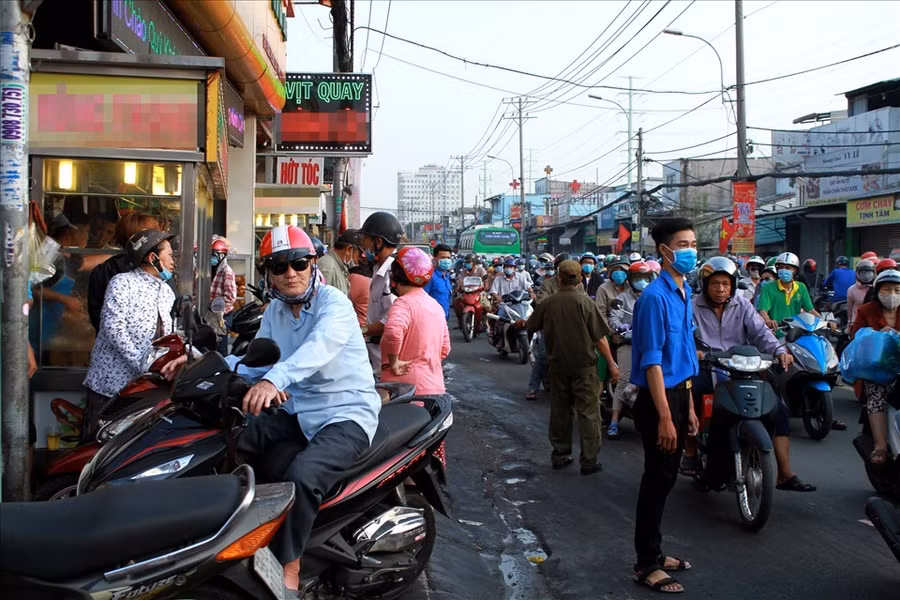 Quốc lộ 50 kết nối TPHCM với tỉnh Long là một điểm đen ùn tắc nhiều năm nay và kìm hãm sự phát triển của cả vùng, nên cần sớm được đầu tư nâng cấp. Ảnh: Thanh Vũ