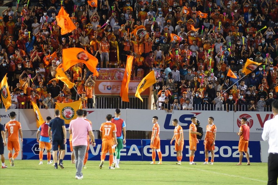 Cổ động viên Bình Định vốn rất hâm mộ bóng đá. Họ hứa hẹn sẽ phủ kín sân Quy Nhơn ở trận đấu sắp tới. Ảnh: Nguyễn Đăng.