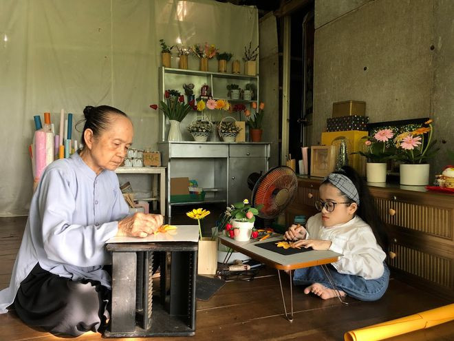 Bà Nguyễn Thị Xuân (dì Hai), người luôn đồng hành với chị Trang làm hoa giấy và đi làm từ thiện. ẢNH: DUY TÂN