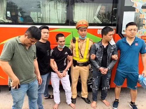 Hai bị can bị bắt tại Hà Tĩnh. ẢNH: NGUYỄN TÚ