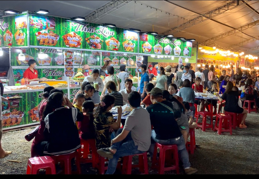 Khu ẩm thực với các món ăn Thái Lan nhận được nhiều sự quan tâm. Ảnh: Hà Duy