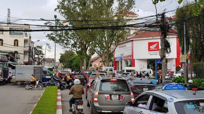 Ngã tư Phan Chu Trinh "điểm nóng" ùn tắc giao thông tại TP. Đà Lạt - ẢNH: LÂM VIÊN Ngã tư Phan Chu Trinh