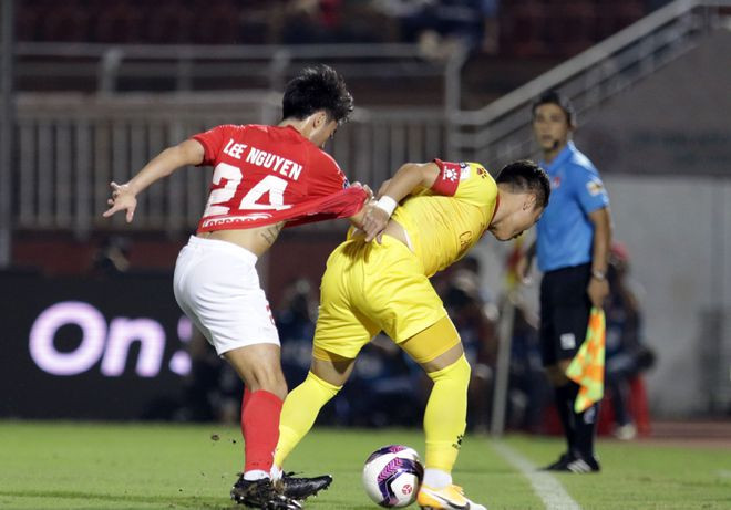  Phi Sơn (áo vàng) trở lại hứa hẹn giúp Hà Tĩnh có điểm - ảnh: Ngọc Linh