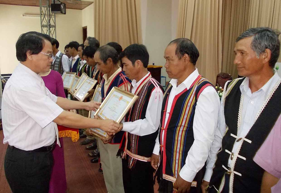 Phó Bí thư Thường trực Thành ủy Pleiku Trần Xuân Quang trao giấy khen cho người uy tín tiêu biểu trong các phong trào thi đua yêu nước. Ảnh: Thanh Nhật