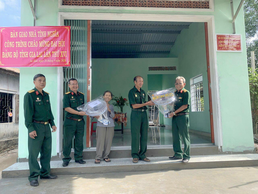 Hội CCB thị xã An Khê chia sẻ niềm vui cùng gia đình ông Trần Ngọc Giao (thôn Thượng An 3, xã Song An) trong ngày bàn giao nhà tình nghĩa. Ảnh: Mộc Trà