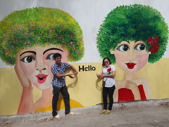  Vợ chồng chị Thuận lần đầu đến hẻm tranh bích họa chụp ảnh - Ảnh: Nguyễn Long