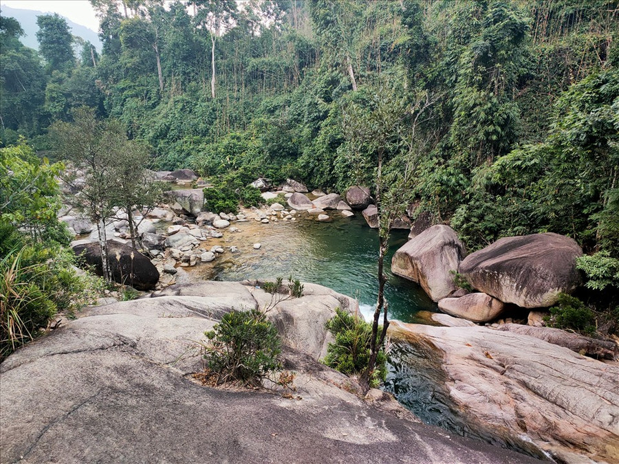 Đứng trên thác nước, du khách được phóng tầm nhìn ngắm những cánh rừng nguyên sinh. Ảnh: Q.D Đứng trên thác nước, du khách được phóng tầm nhìn ngắm những cánh rừng nguyên sinh. Ảnh: Q.D
