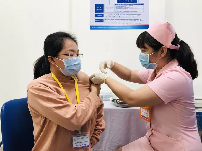 Tiêm vắc-xin Covivac cho người tình nguyện