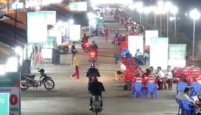 Hoạt động của Chợ đêm sông Trà Khúc chủ yếu là hàng quán nhậu.