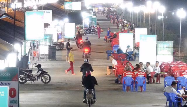 Hoạt động của Chợ đêm sông Trà Khúc chủ yếu là hàng quán nhậu.