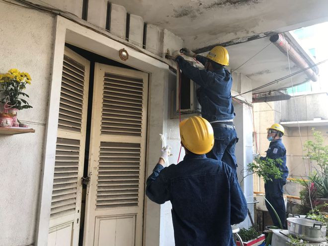 Các thợ điện thuộc Đoàn Tổng công ty Điện lực TP.HCM tình nguyện làm lại hệ thống điện an toàn tại chung cư 67 Phạm Ngọc Thạch, P.Võ Thị Sáu (Q.3) - Ảnh: Lê Thanh Các thợ điện thuộc Đoàn Tổng công ty Điện lực TP.HCM tình nguyện làm lại hệ thống điện an toàn tại chung cư 67 Phạm Ngọc Thạch, P.Võ Thị Sáu (Q.3) - Ảnh: Lê Thanh
