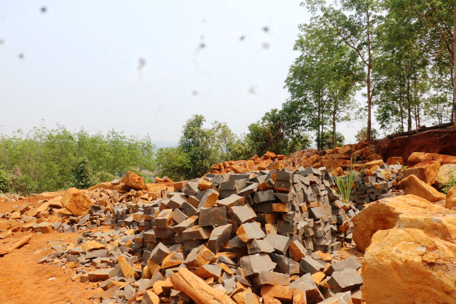 Đá được chẻ thành từng viên đá thành phẩm..