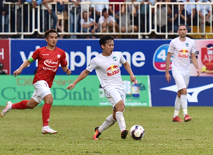 Minh Vương (giữa) đã ấn định tỷ số 3-0 cho đội chủ nhà