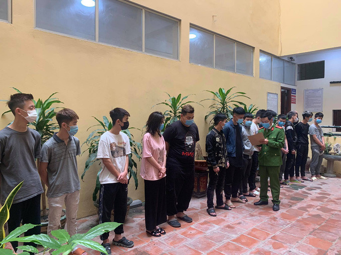 Nhóm thanh thiếu niên tại cơ quan công an
