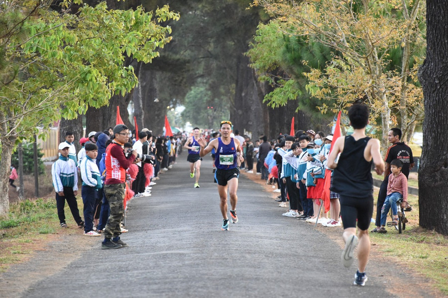 các vận động viên là đến hàng không trăm tuổi.