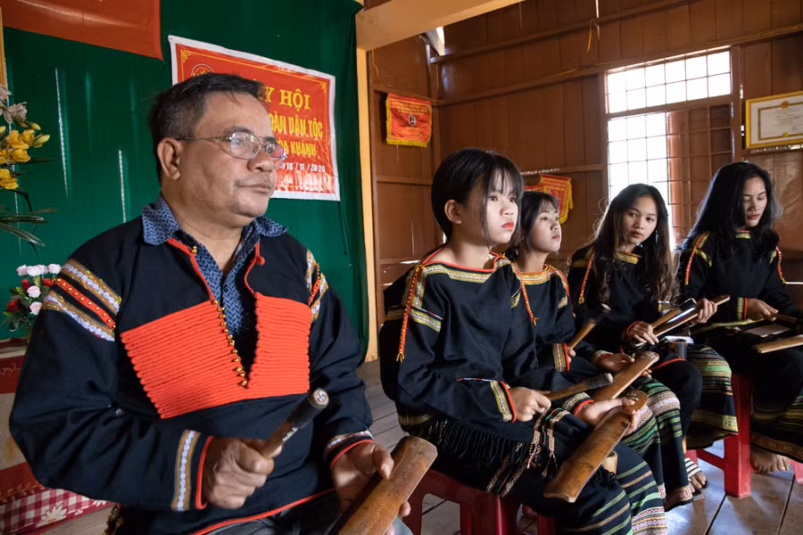  Nghệ nhân Y Blăng Kbuôr trực tiếp truyền dạy ching tre