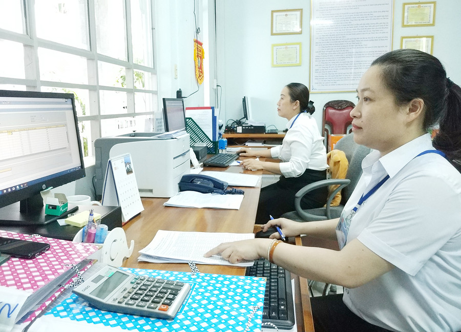 Thông qua phương thức nộp lệ phí trước bạ điện tử, cơ quan Thuế gia tăng hiệu quả quản lý các nguồn thu ngân sách nhà nước. Ảnh: Sơn Ca