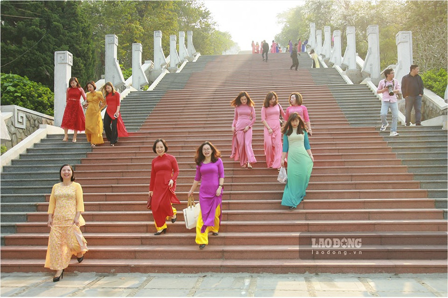  Tháng 3, khi hoa ban nở rợp trời Tây Bắc cũng đúng vào dịp các nữ công nhân, viên chức, người lao động tỉnh Điện Biên hưởng ứng “Tuần lễ áo dài” năm 2021 do Liên đoàn Lao động tỉnh phát động.