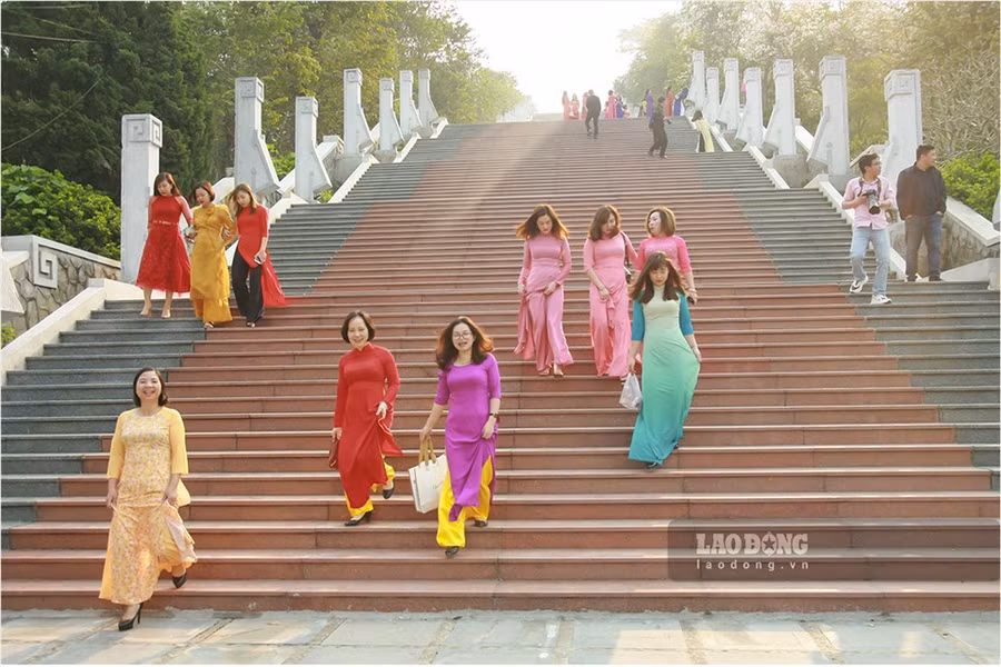  Tháng 3, khi hoa ban nở rợp trời Tây Bắc cũng đúng vào dịp các nữ công nhân, viên chức, người lao động tỉnh Điện Biên hưởng ứng “Tuần lễ áo dài” năm 2021 do Liên đoàn Lao động tỉnh phát động.