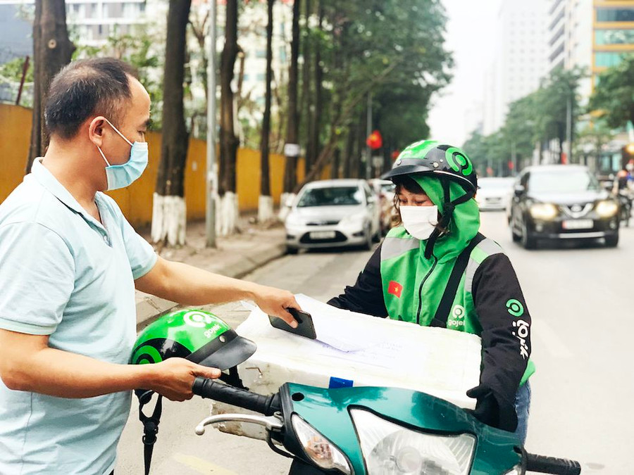 Chị Thuỷ trong một lần lấy hàng đi giao cho khách Chị Thuỷ trong một lần lấy hàng đi giao cho khách