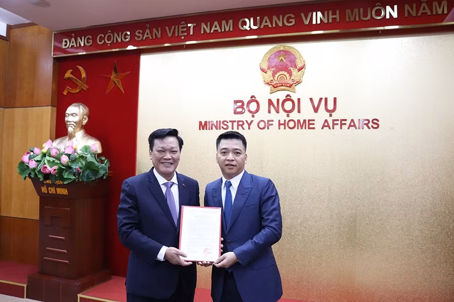  Ông Trần Lưu Trung (bên phải) - chuyên viên chính Vụ Hợp tác quốc tế, Bộ Nội vụ được bổ nhiệm giữ chức vụ Phó Vụ trưởng Vụ Tiền lương, Bộ Nội vụ. Ảnh: BNV