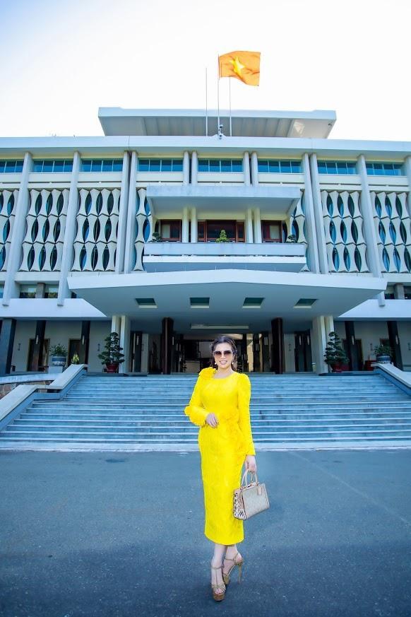  Vì thời gian ở Việt Nam ít ỏi nên cô đã dành riêng một ngày để thăm quan cảnh đẹp, tận hưởng không khí quê hương.