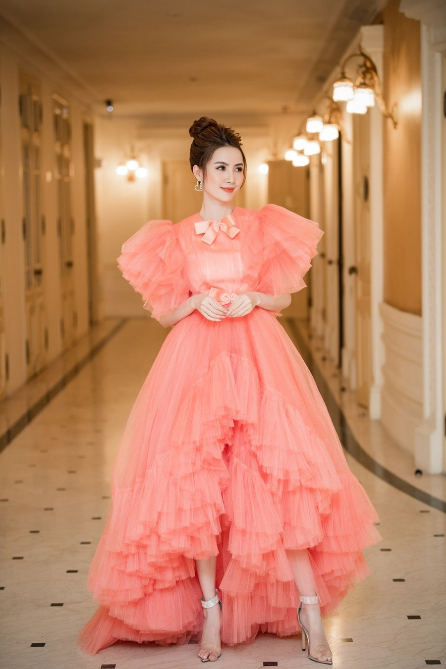  Chân dài 9x chia sẻ: “Như mọi người cũng biết là thị hiếu của khán giả mỗi nơi mỗi khác nhau, cách họ tiếp cận với mỗi một sản phẩm nghệ thuật cũng có những nhu cầu cũng như góc khác nhau. Do đó thực sự mà nói Mơ hết sức lo lắng và hồi hộp. Mơ thật sự rất hi vọng Kiều @ sẽ mang những tâm tình, nét đẹp riêng của miền quê cho khán giả thủ đô những sự mới mẻ”. Ảnh: NSCC.