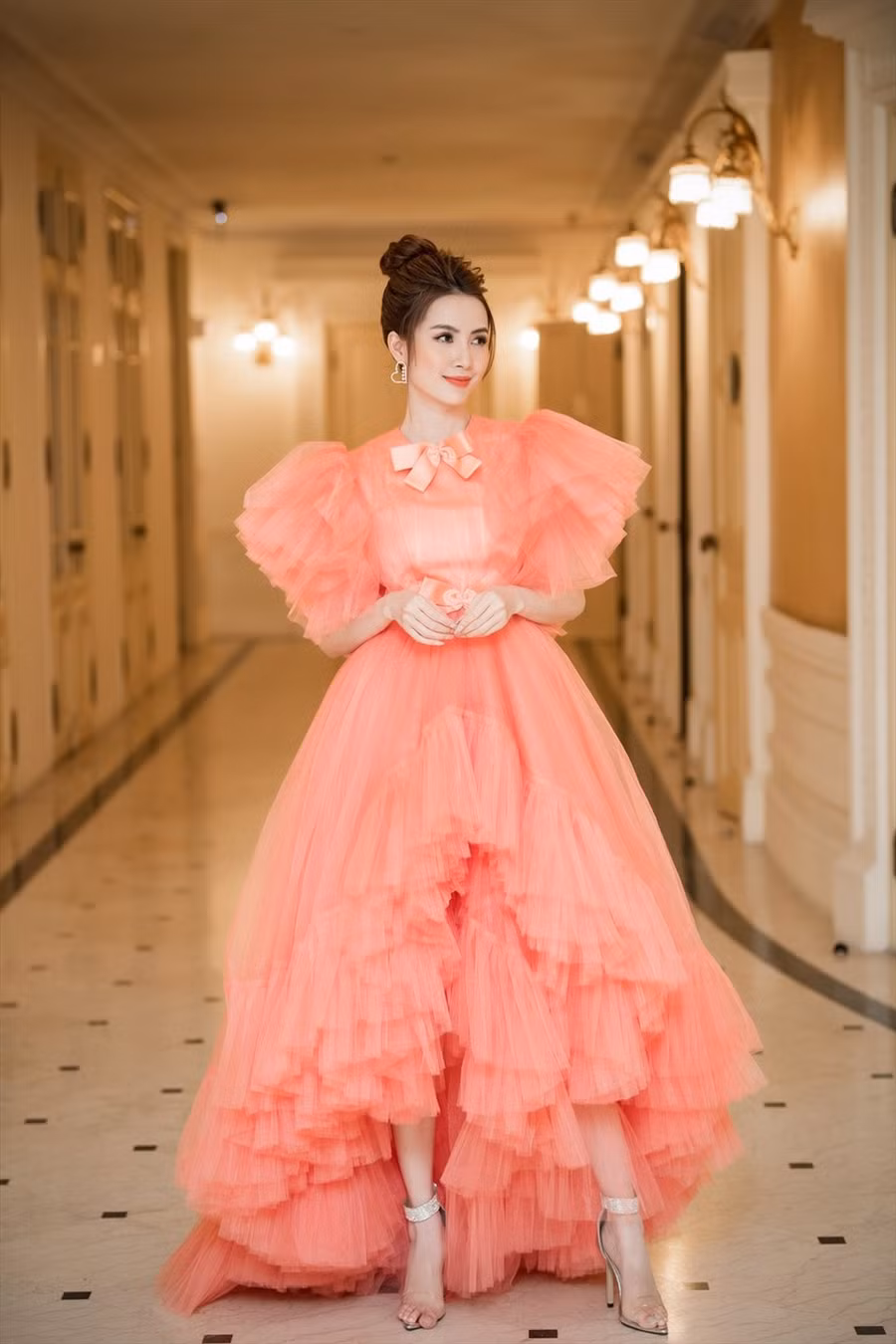  Chân dài 9x chia sẻ: “Như mọi người cũng biết là thị hiếu của khán giả mỗi nơi mỗi khác nhau, cách họ tiếp cận với mỗi một sản phẩm nghệ thuật cũng có những nhu cầu cũng như góc khác nhau. Do đó thực sự mà nói Mơ hết sức lo lắng và hồi hộp. Mơ thật sự rất hi vọng Kiều @ sẽ mang những tâm tình, nét đẹp riêng của miền quê cho khán giả thủ đô những sự mới mẻ”. Ảnh: NSCC.