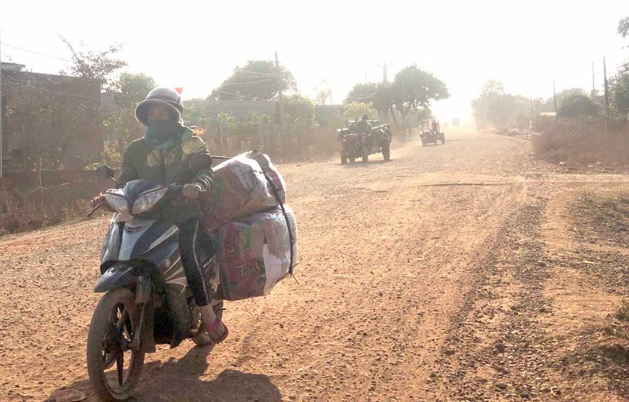 Tỉnh lộ 665 nhiều năm xuống cấp đang được đầu tư xây dựng. Ảnh: Lê Hòa