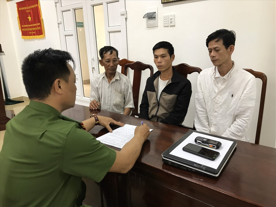 Công an làm việc với các đối tượng cá độ bị bắt. Ảnh: CA.