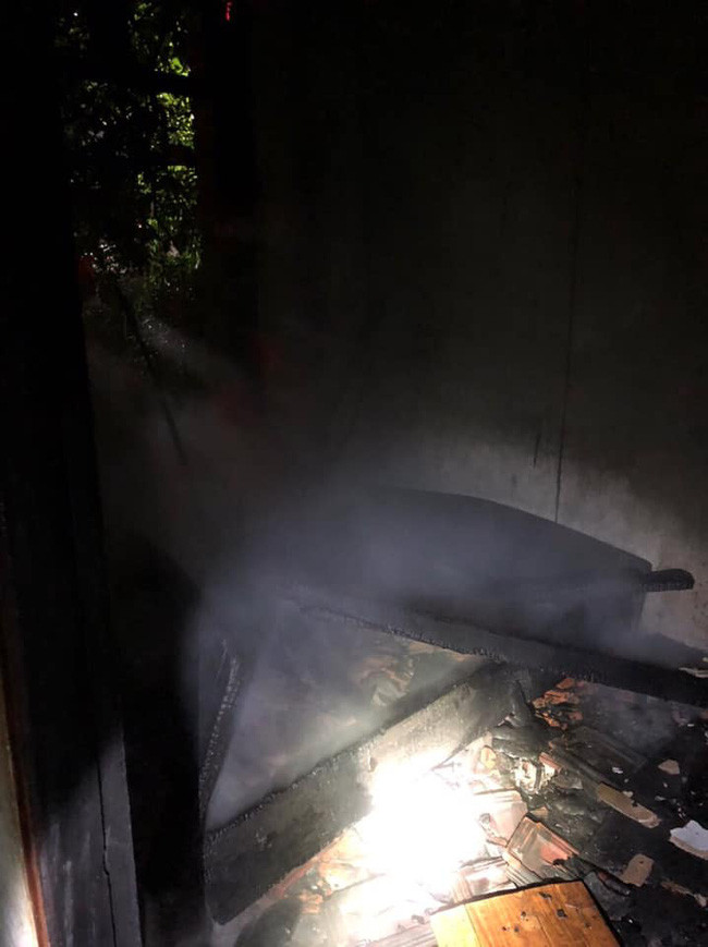 Hiện trường căn nhà 2 tầng bị thiêu trụi hoàn toàn. Ảnh: Công an cung cấp