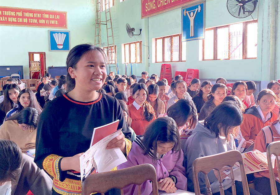 Hoạt động tư vấn tuyển sinh, hướng nghiệp đã giúp nhiều học sinh lớp 12 có định hướng tốt hơn khi lựa chọn ngành nghề trong tương lai. Ảnh: Mộc Trà