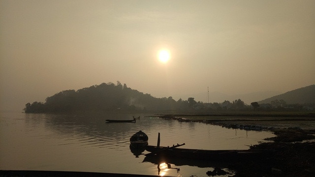 Nét đẹp nên thơ của chiếc thuyền độc mộc trên hồ Lắk lúc bình minh. Nét đẹp nên thơ của chiếc thuyền độc mộc trên hồ Lắk lúc bình minh/ https://dulich.petrotimes.vn